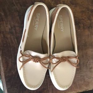 Patent leather boat shoe